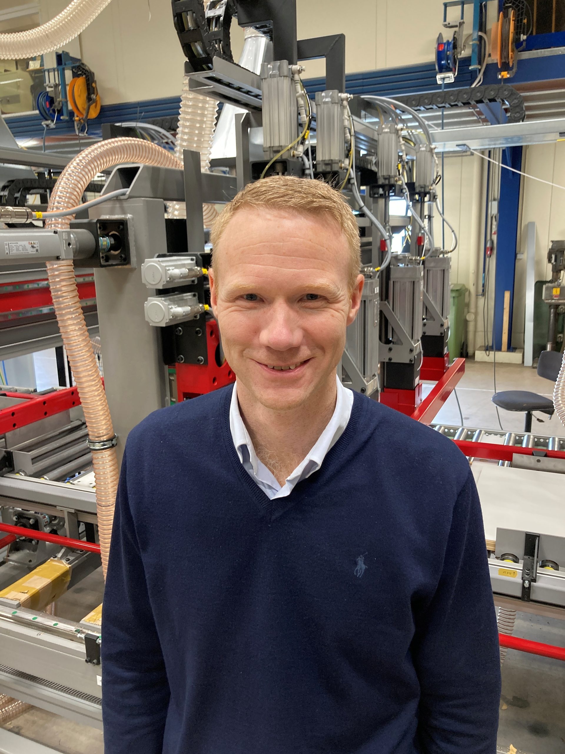 Oskar bland maskinerna på verkstadsgolvet