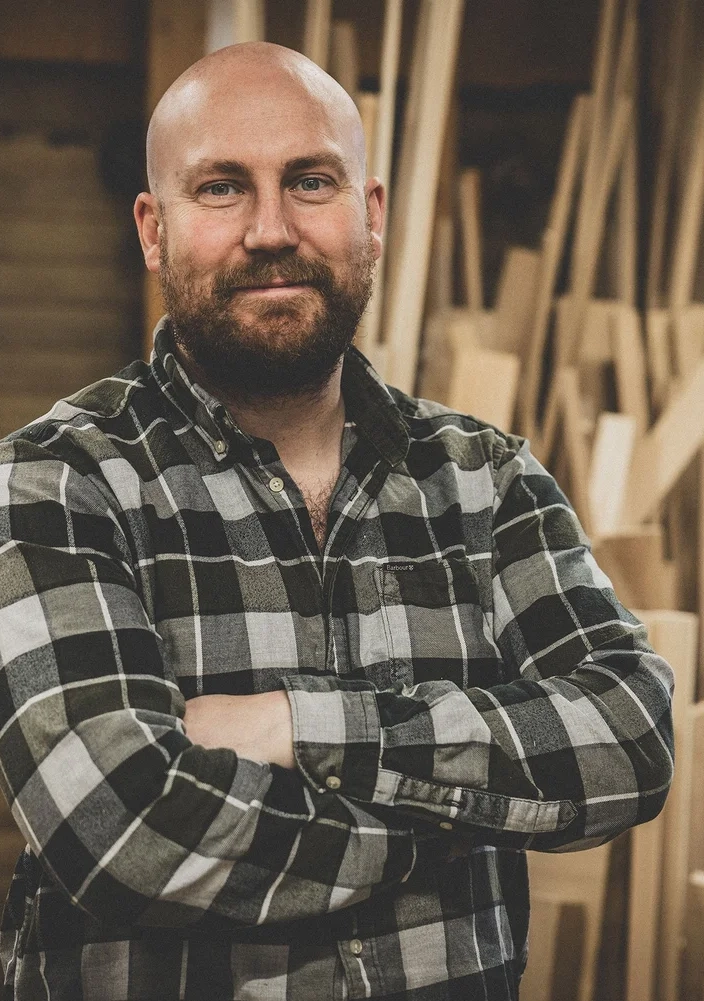 Johan Cromert i rutig skjorta i sitt snickeri