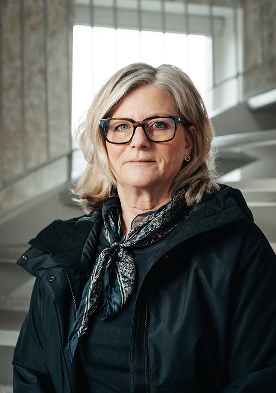 Susanne Nillson kassör i föreningen syns här i ett trapphus 